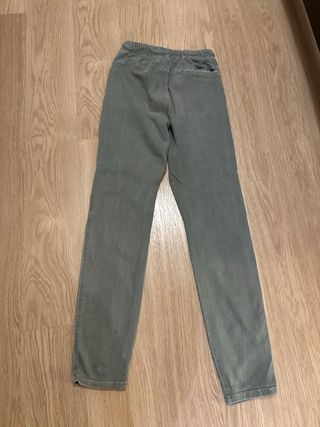 Pantalón vaquero Zara verde