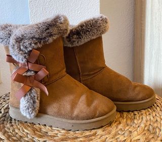 Botas marrones con lazo y pelo