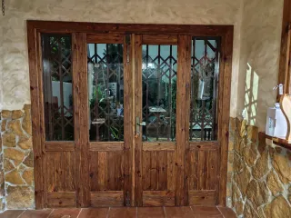 Puerta madera exterior con reja acordeón