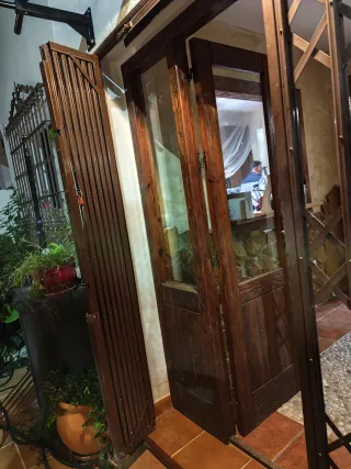 Puerta madera exterior con reja acordeón