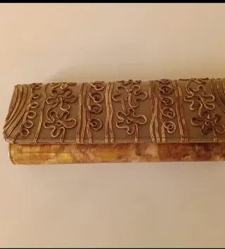 Bolso de mano beige y dorado