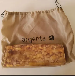 Bolso de mano beige y dorado