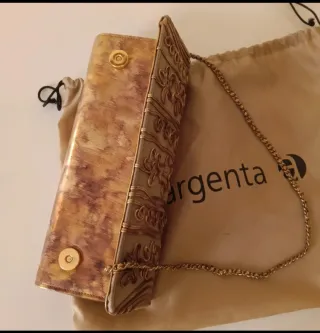 Bolso de mano beige y dorado