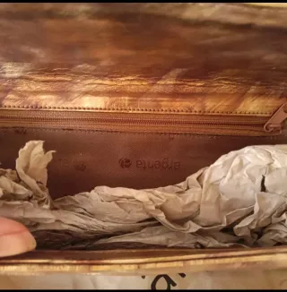 Bolso de mano beige y dorado