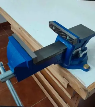 Tornillo de banco UNIVERSAL