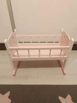 Cuna de madera para muñecas