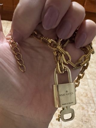 Candado Louis Vuitton Dorado con Llave