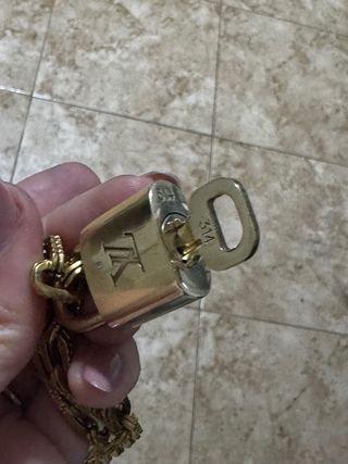Candado Louis Vuitton Dorado con Llave