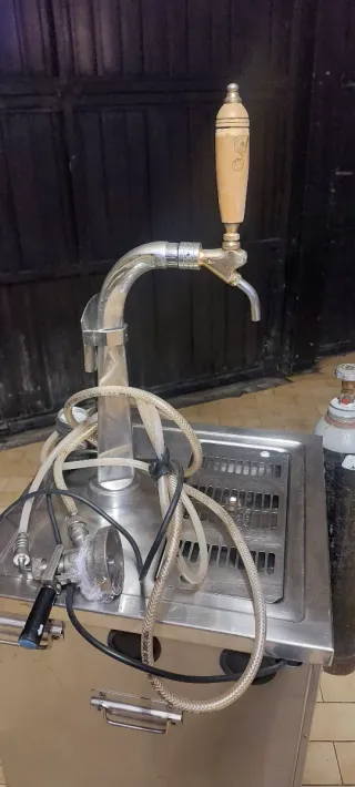 Grifo Cerveza con botella de gas.