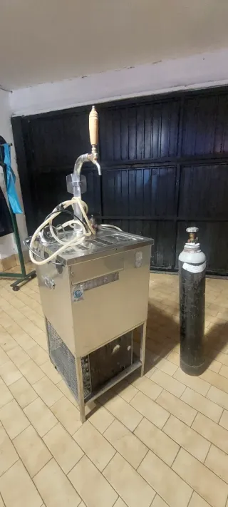 Grifo Cerveza con botella de gas.