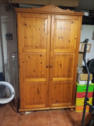 Armario de madera maciza