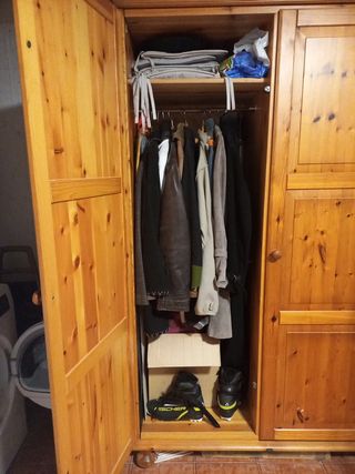 Armario de madera maciza