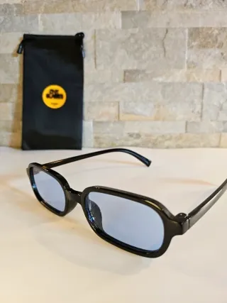 Occhiali neri stile retrò lenti azzurre