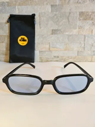 Occhiali neri stile retrò lenti azzurre