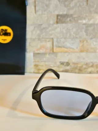 Occhiali neri stile retrò lenti azzurre