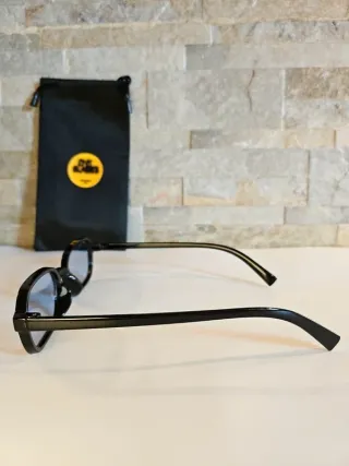 Occhiali neri stile retrò lenti azzurre