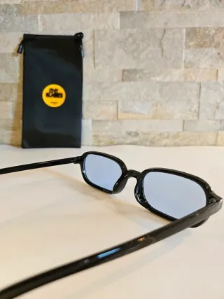 Occhiali neri stile retrò lenti azzurre