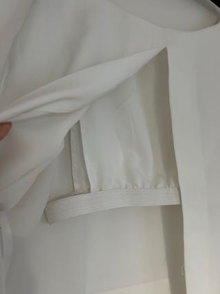 Camisa blanca elegante espalda abierta