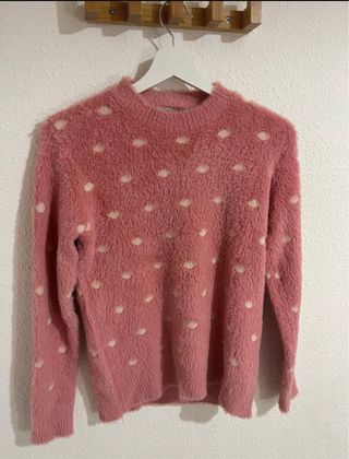 Jersey rosa pelito con topos en rosa más claro.