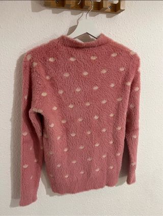 Jersey rosa pelito con topos en rosa más claro.