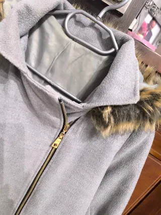 Abrigo paño gris con capucha y cremallera
