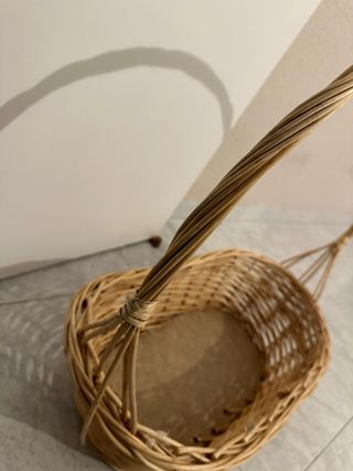 Cesta de mimbre para regalo