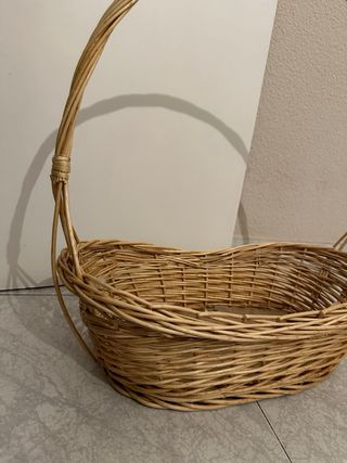 Cesta de mimbre para regalo