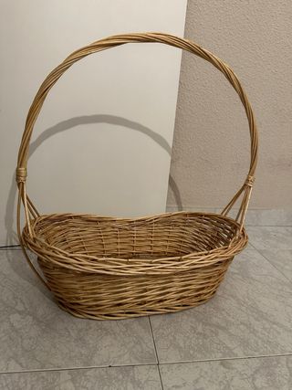 Cesta de mimbre para regalo
