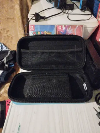 Nintendo Switch + Custodia + 3 Giochi + Archiviazione