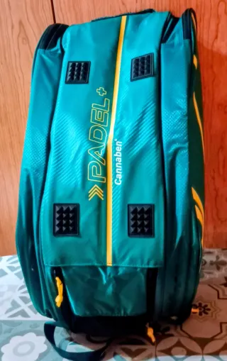 Paletero con raqueta y bote de pelotas