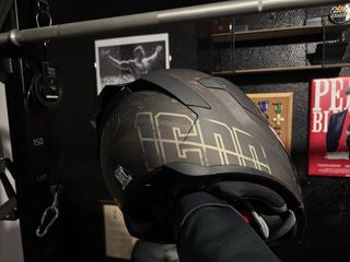 Casco Integral ICON Talla S se regala otra visera