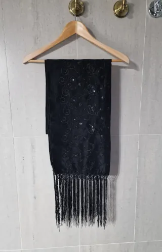 Foulard bordado negro con flecos