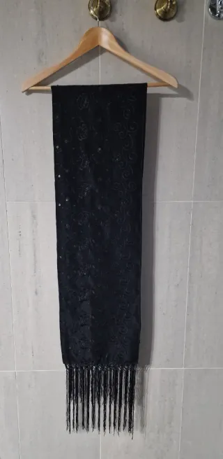 Foulard bordado negro con flecos