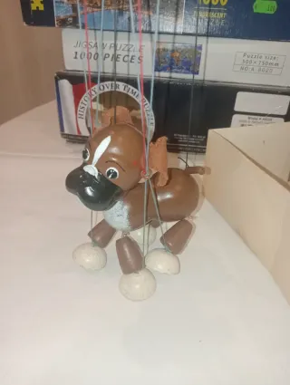 Marioneta de perro de madera