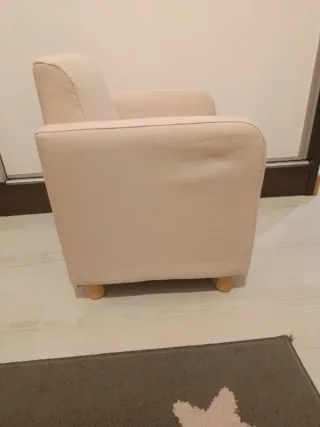 Sofá infantil rosa de tela.