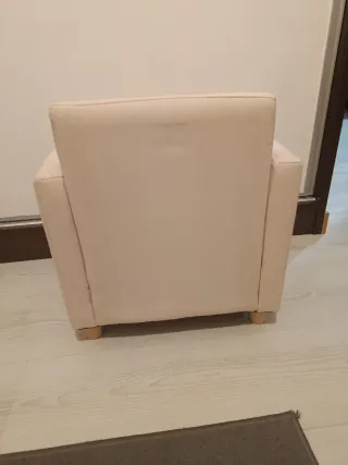 Sofá infantil rosa de tela.