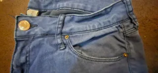 Pantalón azul marino para hombre, corte recto.