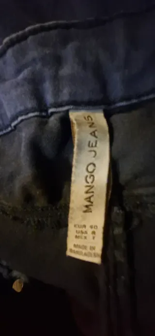 Pantalón azul marino para hombre, corte recto.