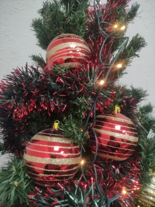 Árbol de Navidad con adornos y luces