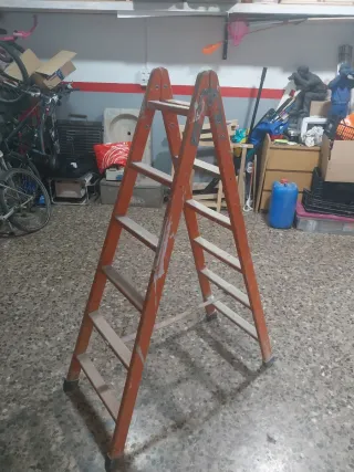 Escalera de madera naranja