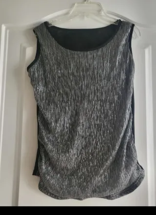 Top plateado brillante sin mangas