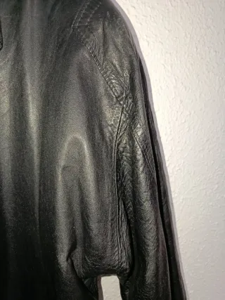 Chaquetón vintage cuero negro. Mujer