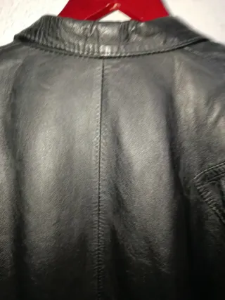Chaquetón vintage cuero negro. Mujer