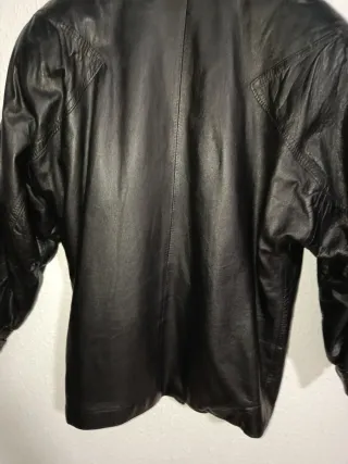 Chaquetón vintage cuero negro. Mujer
