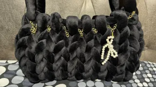 Borsa fatta a mano in velluto nero con dettagli or