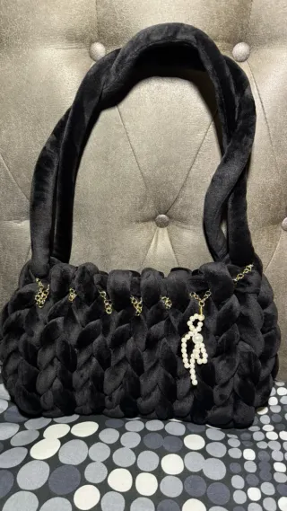 Borsa fatta a mano in velluto nero con dettagli or