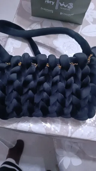 Borsa fatta a mano in velluto nero con dettagli or