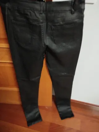 Pantalón polipiel negro