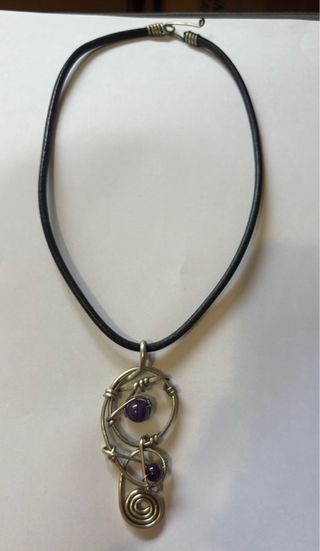 Collar unisex medallón adornado de piedras moradas