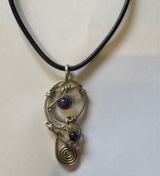 Collar unisex medallón adornado de piedras moradas